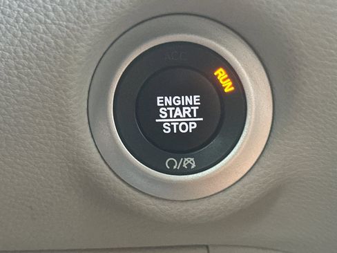 Used 2024 Chrysler Pacifica Limited FWD image 33
