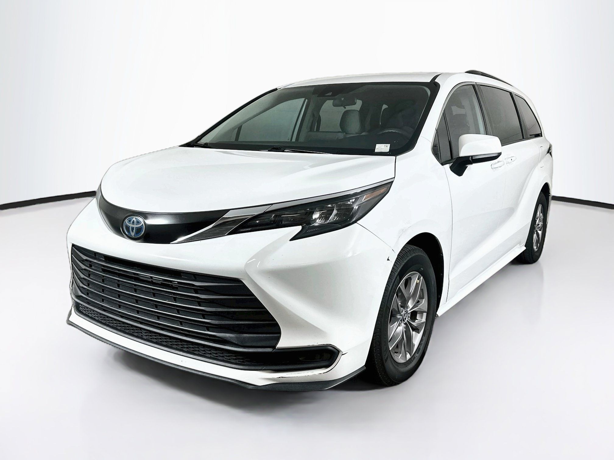 Used 2024 Toyota Sienna LE FWD image 3
