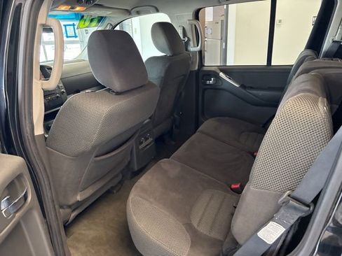 Used 2010 Nissan Pathfinder SE image 19