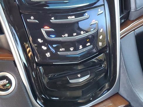 Used 2020 Cadillac Escalade Luxury image 32