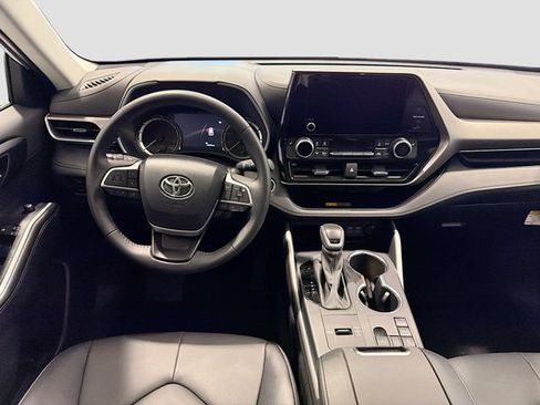 Certified 2025 Toyota Highlander XLE FWD image 19