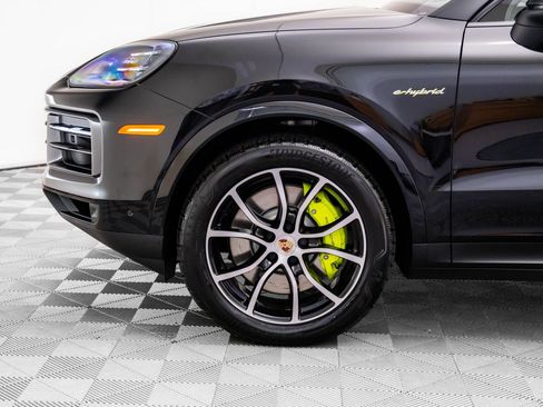 Certified 2025 Porsche Cayenne E-Hybrid Coupe AWD/4WD image 33