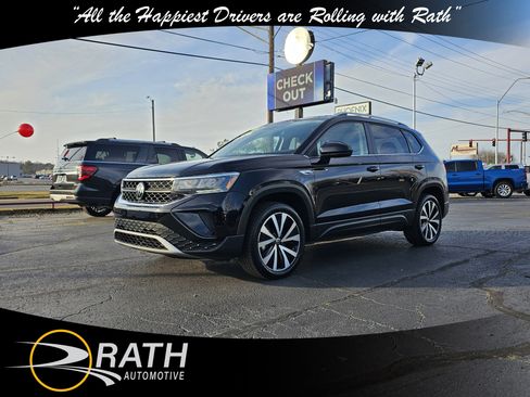 Used 2024 Volkswagen Taos SE image 1