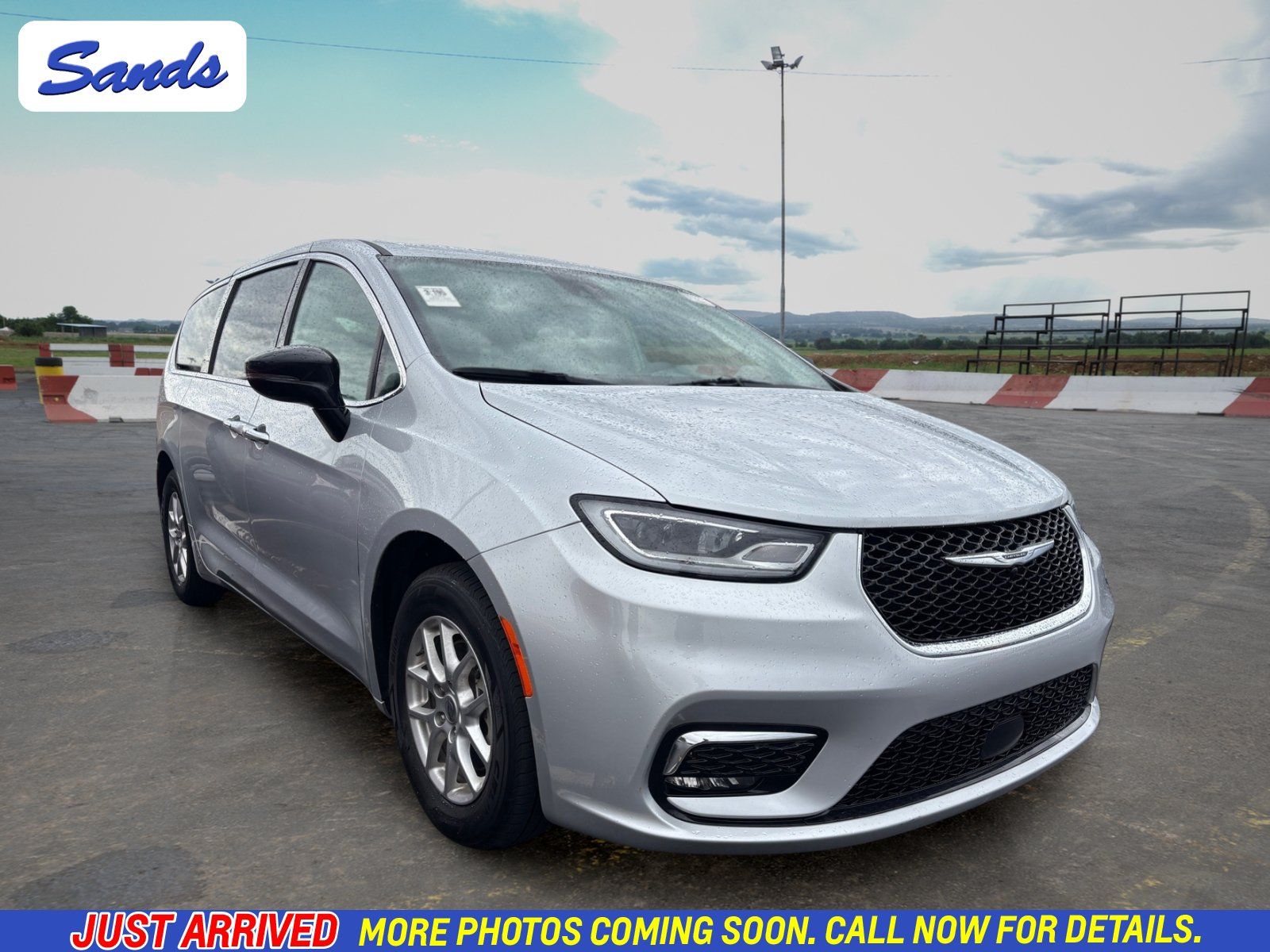 Used 2024 Chrysler Pacifica Touring-L FWD image 1