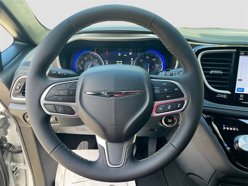 New 2026 Chrysler Pacifica Select image 11