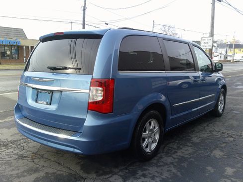 Used 2011 Chrysler Town & Country Touring image 5