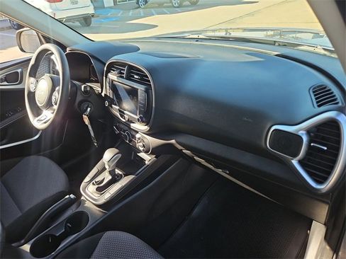 Used 2023 Kia Soul LX w/ LX Technology Package image 24