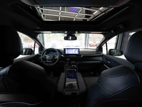 Used 2025 Toyota Sienna XLE Woodland Edition image 19