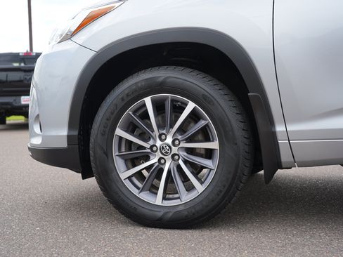 Used 2017 Toyota Highlander XLE AWD/4WD image 11