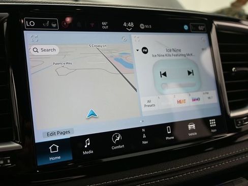 Used 2025 Chrysler Pacifica Limited image 32