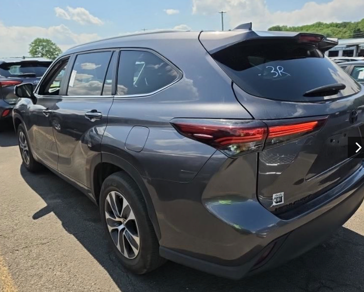 Used 2024 Toyota Highlander XLE FWD image 8