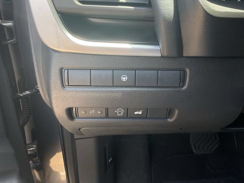 Used 2025 Nissan Rogue SV FWD image 20