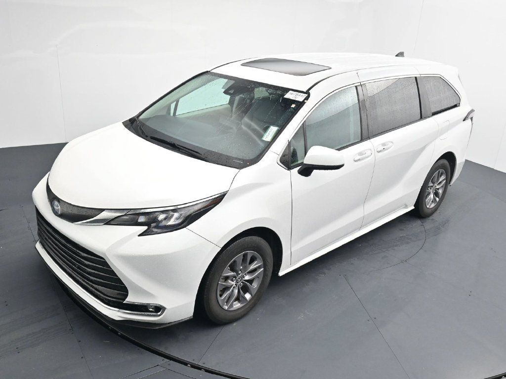 Used 2024 Toyota Sienna XLE FWD image 12