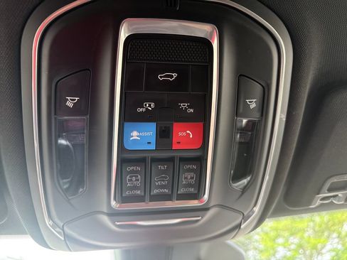 Used 2025 Jeep Grand Cherokee Limited AWD/4WD image 39