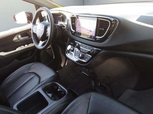 Used 2025 Chrysler Pacifica Select FWD image 9
