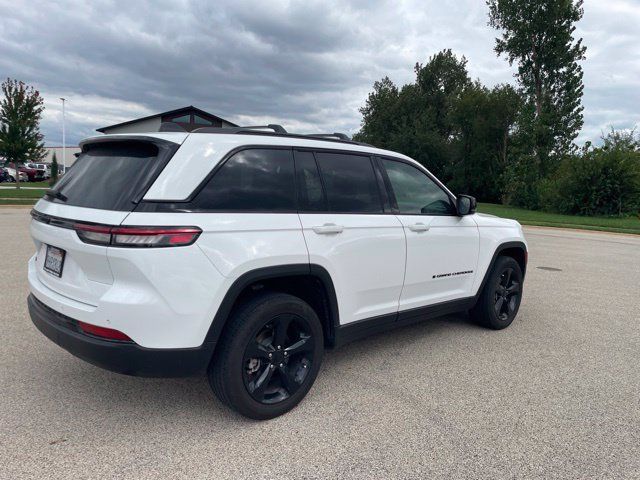 Used 2023 Jeep Grand Cherokee Altitude AWD/4WD image 3
