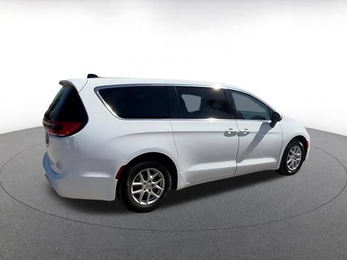 Used 2023 Chrysler Pacifica Touring-L FWD image 15