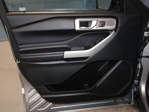 Used 2022 Ford Explorer Limited w/ Equipment Group 301A image 5