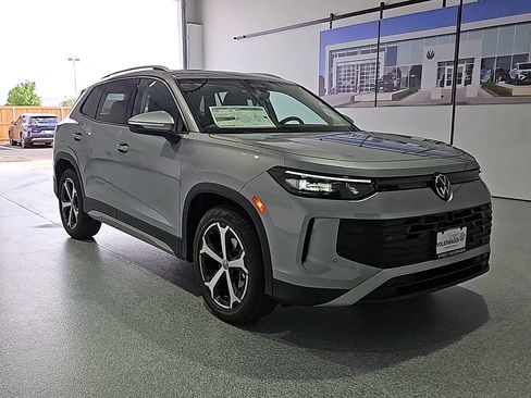 New 2026 Volkswagen Tiguan SE FWD image 2