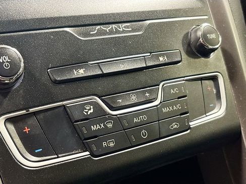Used 2020 Ford Fusion SE FWD image 17