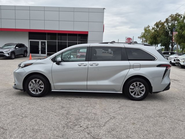 Used 2024 Toyota Sienna XLE FWD image 9