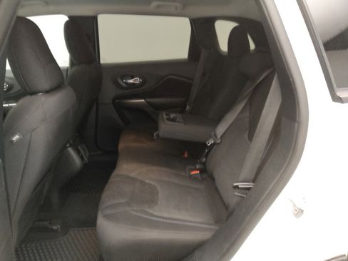 Used 2020 Jeep Cherokee Latitude w/ Cold Weather Group FWD image 18