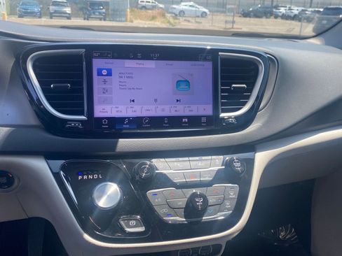 Used 2023 Chrysler Pacifica Touring-L image 18