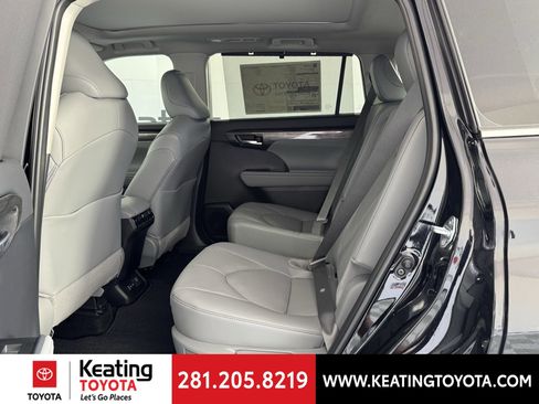New 2026 Toyota Highlander Platinum image 5