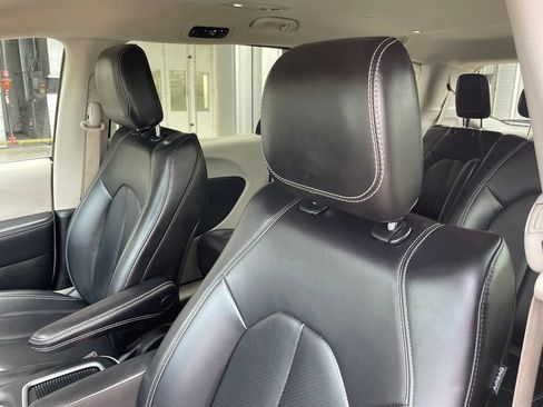 Used 2023 Chrysler Pacifica Touring-L FWD image 24