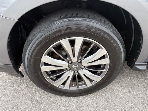 Used 2018 Nissan Pathfinder SV image 41