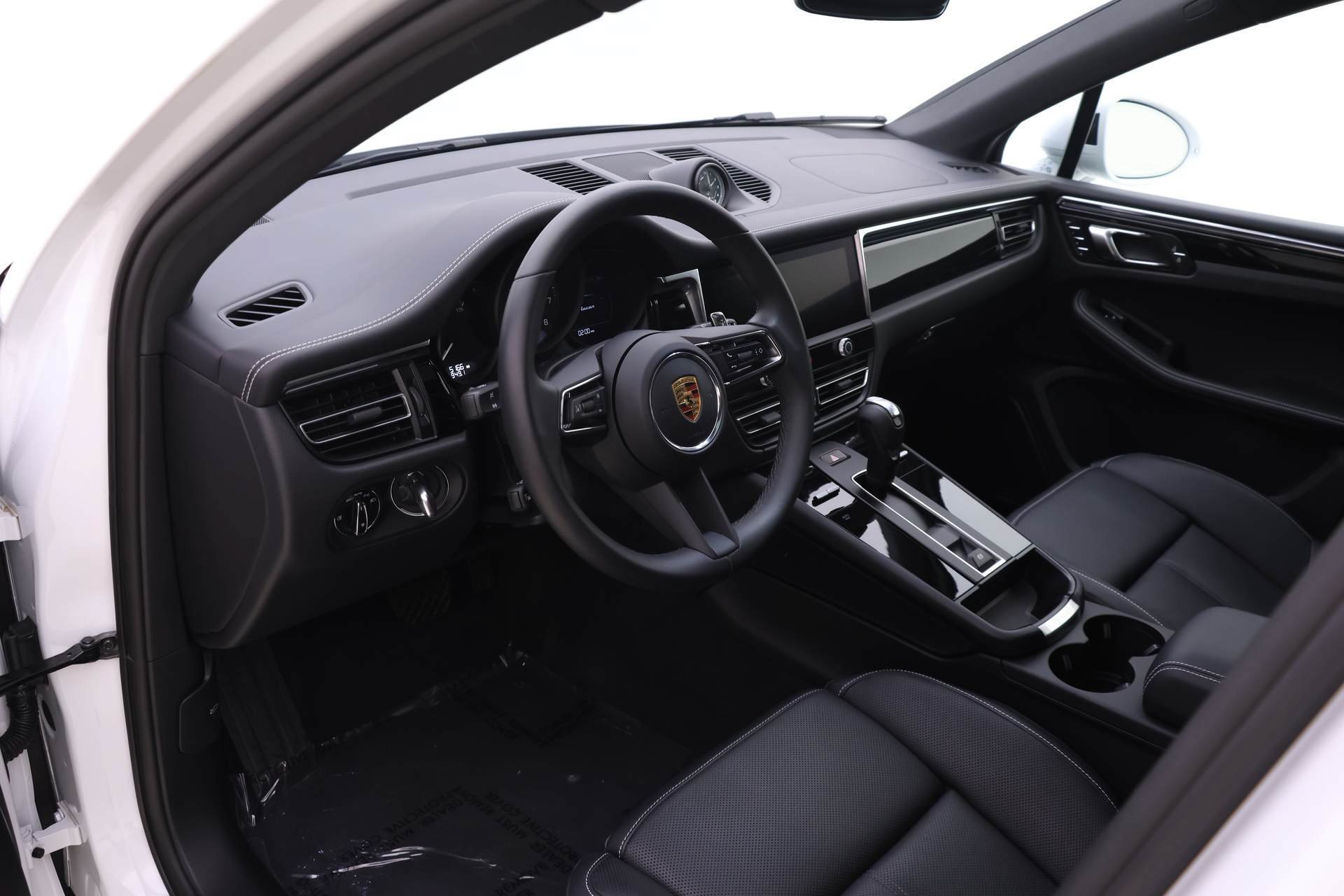 Used 2025 Porsche Macan AWD/4WD image 4