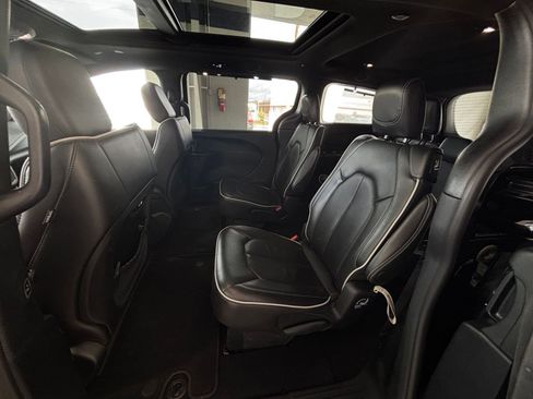 Used 2025 Chrysler Pacifica Limited image 34