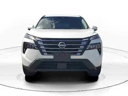 Used 2024 Nissan Rogue SV image 2