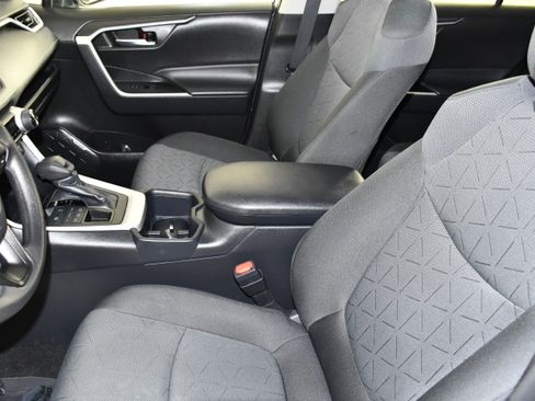 Used 2025 Toyota RAV4 XLE AWD/4WD image 38
