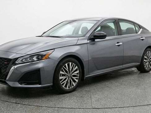 Used 2025 Nissan Altima 2.5 SV FWD image 3