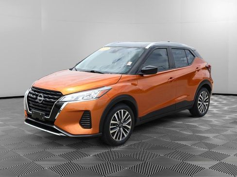Used 2023 Nissan Kicks SV FWD image 2
