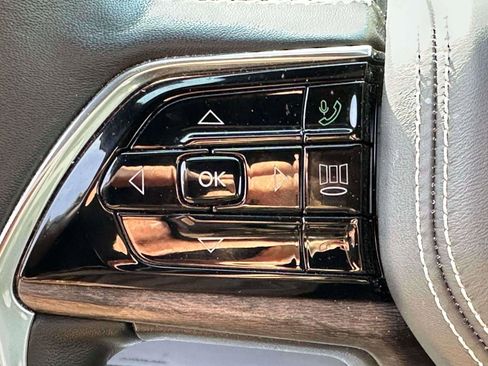 Used 2022 Jeep Grand Cherokee Overland w/ Luxury Tech Group IV image 20