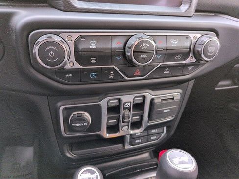 Used 2022 Jeep Wrangler Unlimited Sahara image 25