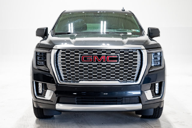 Used 2022 GMC Yukon XL Denali w/ Denali Premium Package AWD/4WD image 4