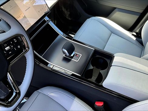 New 2026 Land Rover Range Rover Velar Dynamic SE image 8