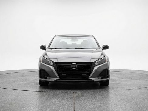 Used 2025 Nissan Altima 2.5 SV image 2