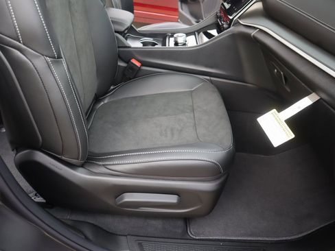 New 2025 Jeep Grand Cherokee L Altitude image 12