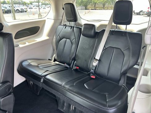 Used 2023 Chrysler Pacifica Touring-L FWD image 27