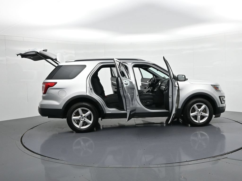 Used 2017 Ford Explorer XLT w/ Equipment Group 201A AWD/4WD image 24
