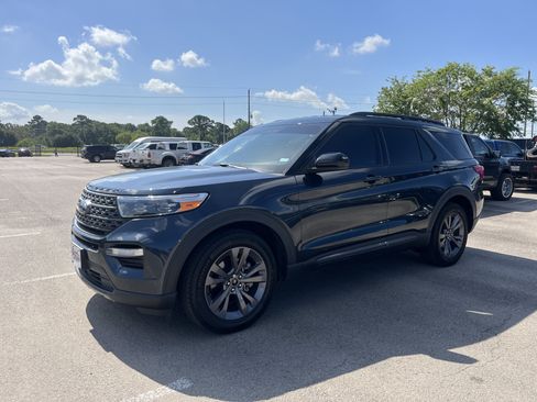 Used 2023 Ford Explorer XLT w/ Equipment Group 202A RWD image 4
