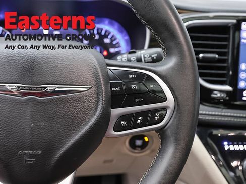 Used 2023 Chrysler Pacifica Limited FWD image 16
