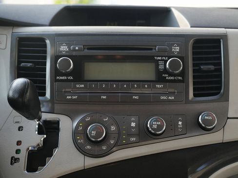 Used 2011 Toyota Sienna image 34