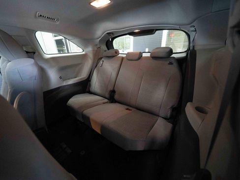 Used 2022 Toyota Sienna LE AWD/4WD image 24