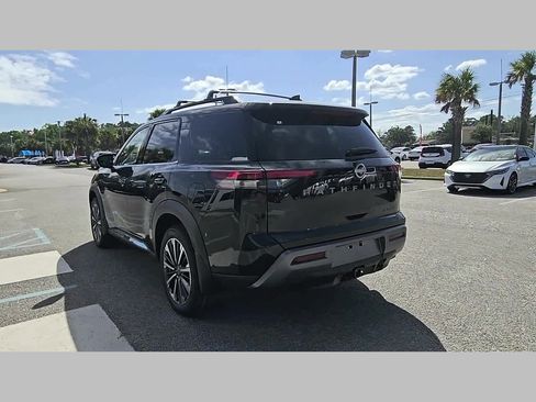New 2026 Nissan Pathfinder Platinum FWD image 30