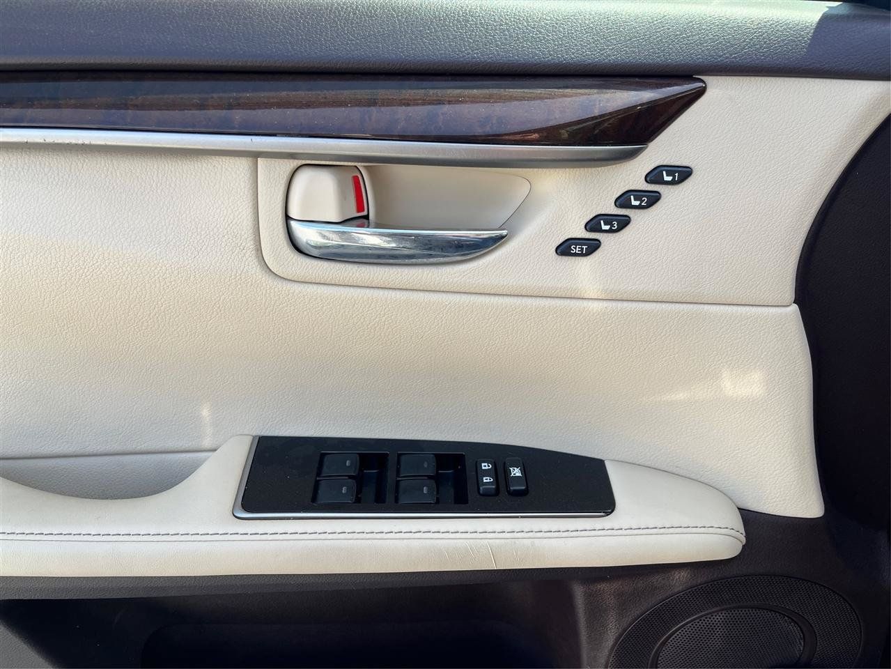 Used 2016 Lexus ES 350 w/ Luxury Package w/Wood Trim FWD image 20